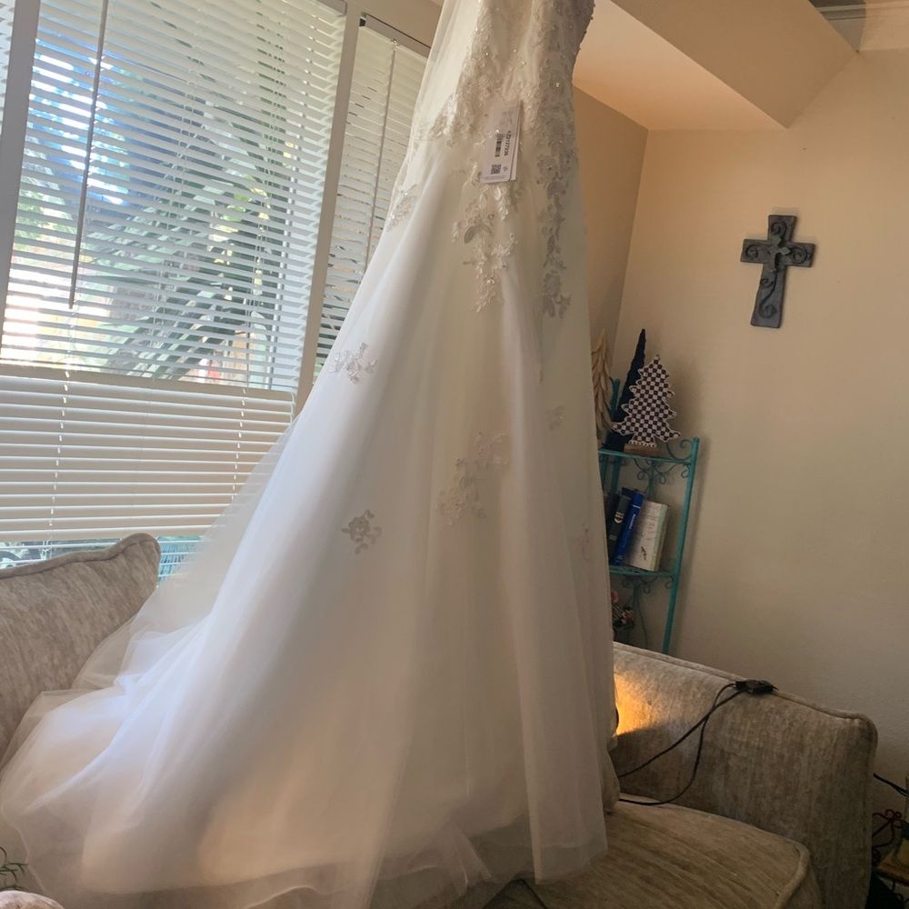 Elegant White Lace Wedding Dress